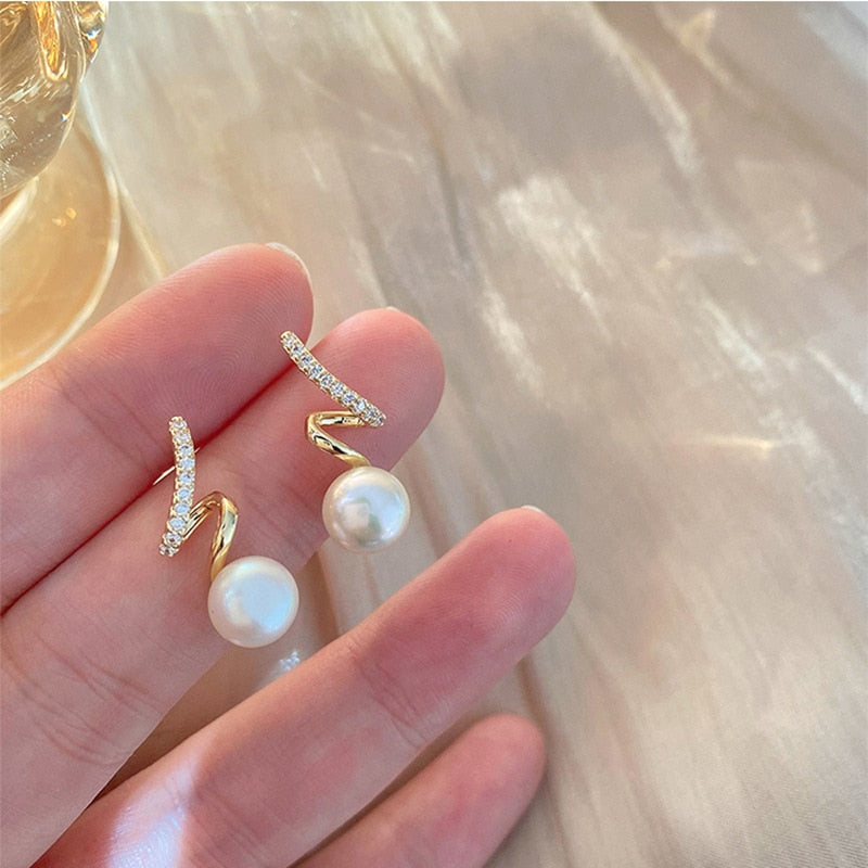 2024 New Cute Pearl Studs Hoop Earrings for Women Gold Color Eardrop Minimalist Tiny Huggies Hoops Wedding Fashion Jewelry