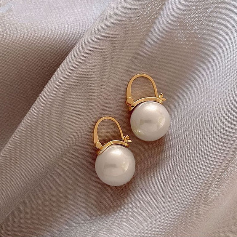 2024 New Cute Pearl Studs Hoop Earrings for Women Gold Color Eardrop Minimalist Tiny Huggies Hoops Wedding Fashion Jewelry